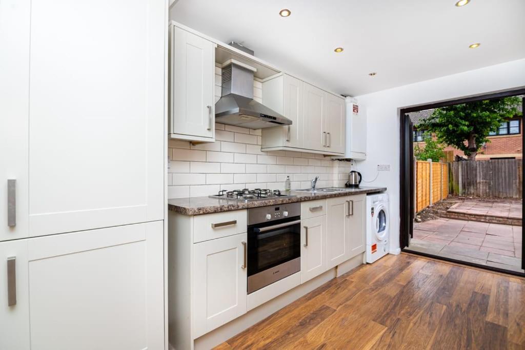 London Single Refurbished Bedroom Exterior foto