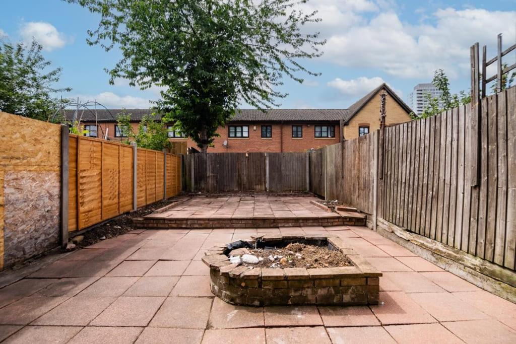 London Single Refurbished Bedroom Exterior foto
