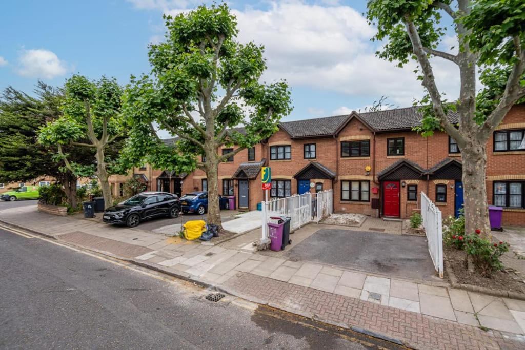 London Single Refurbished Bedroom Exterior foto