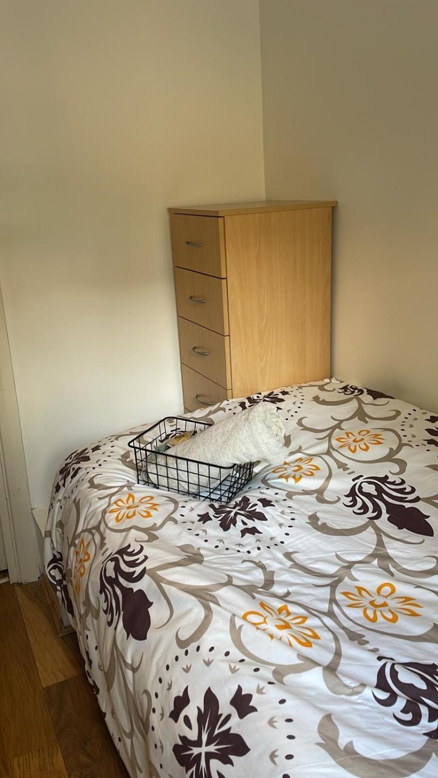 London Single Refurbished Bedroom Exterior foto